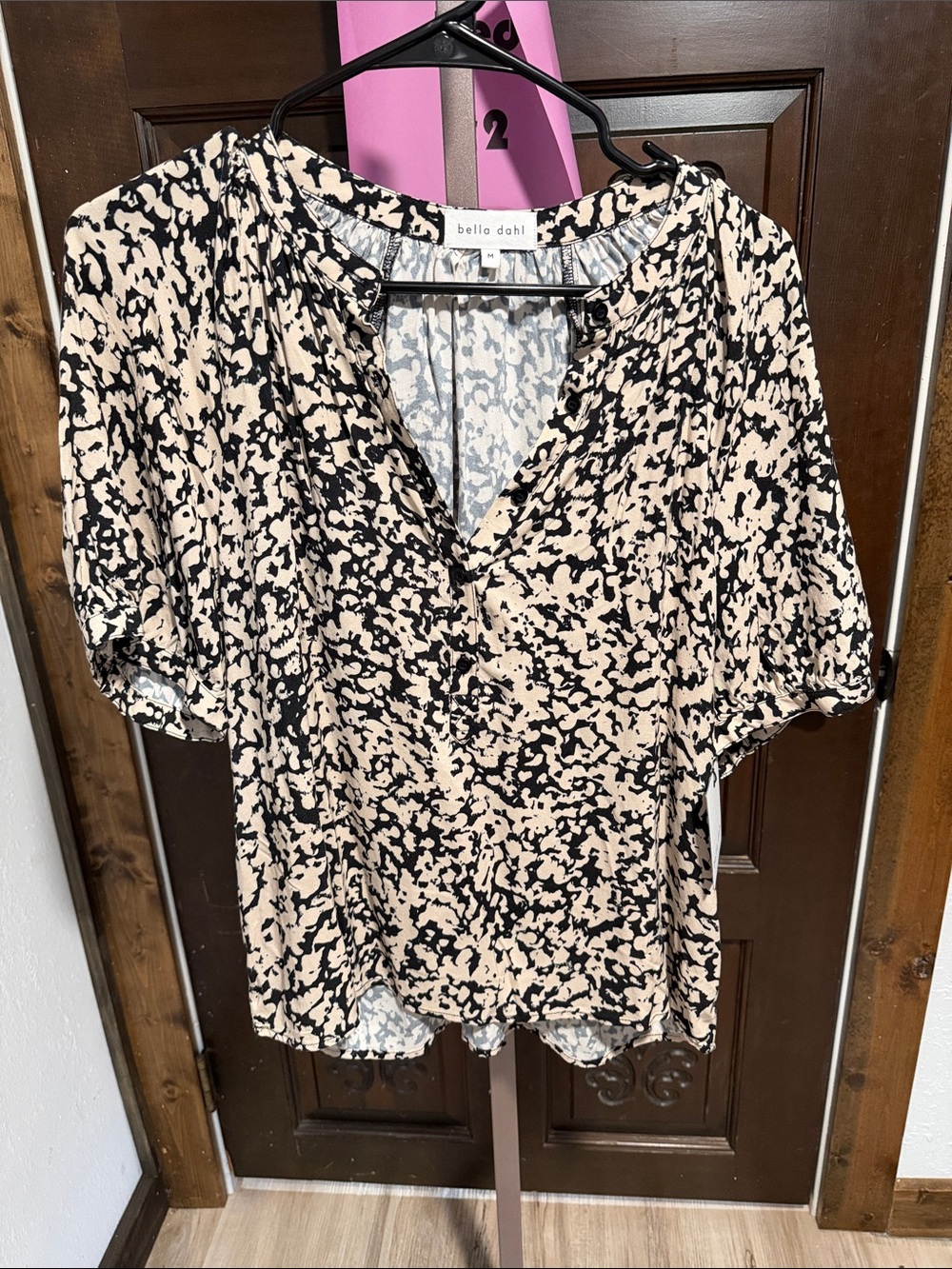 Bella Dahl Black and Beige Abstract Print V-Neck Blouse new with tags women med